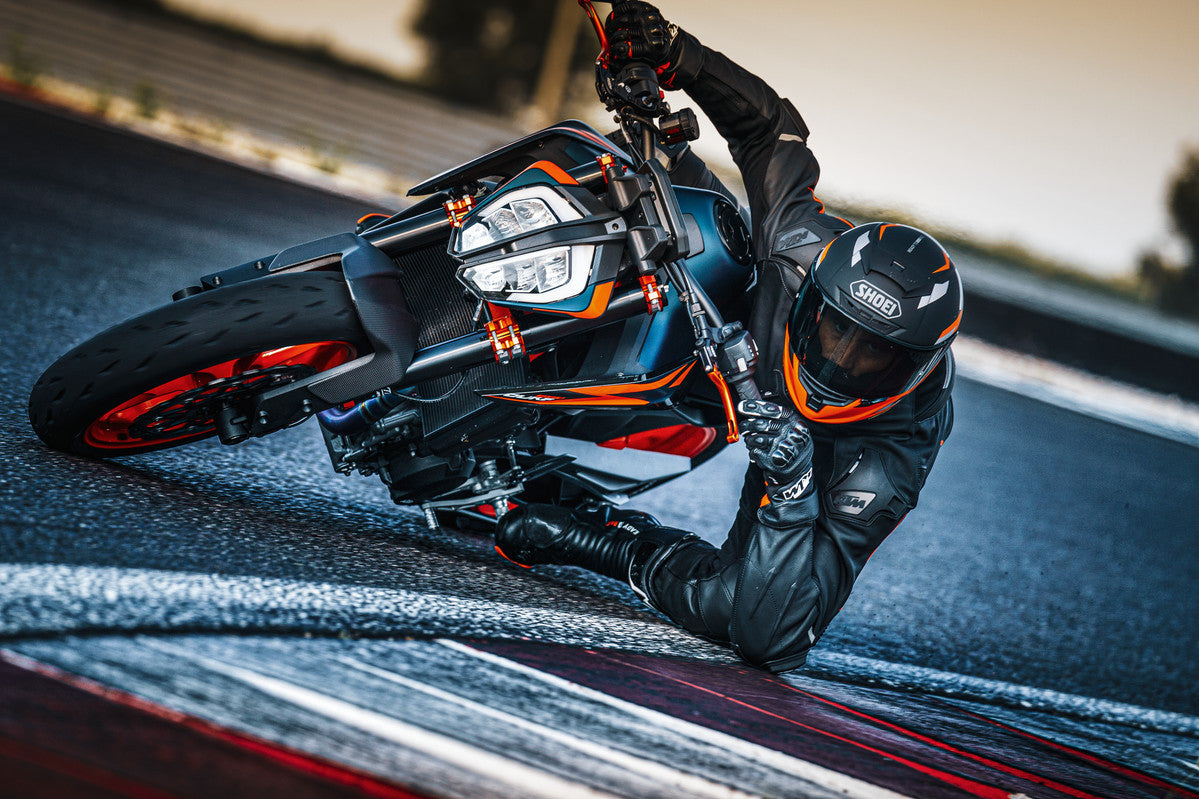 2022 KTM 890 DUKE R – THE SUPER SCALPEL GETS A SHARP NEW LOOK