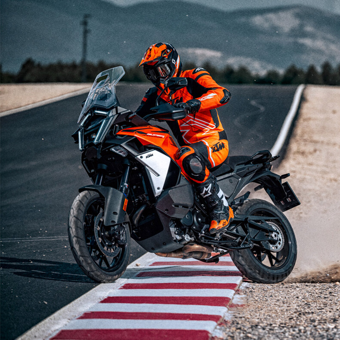 2027 KTM 1390 SUPER ADVENTURE S EVO