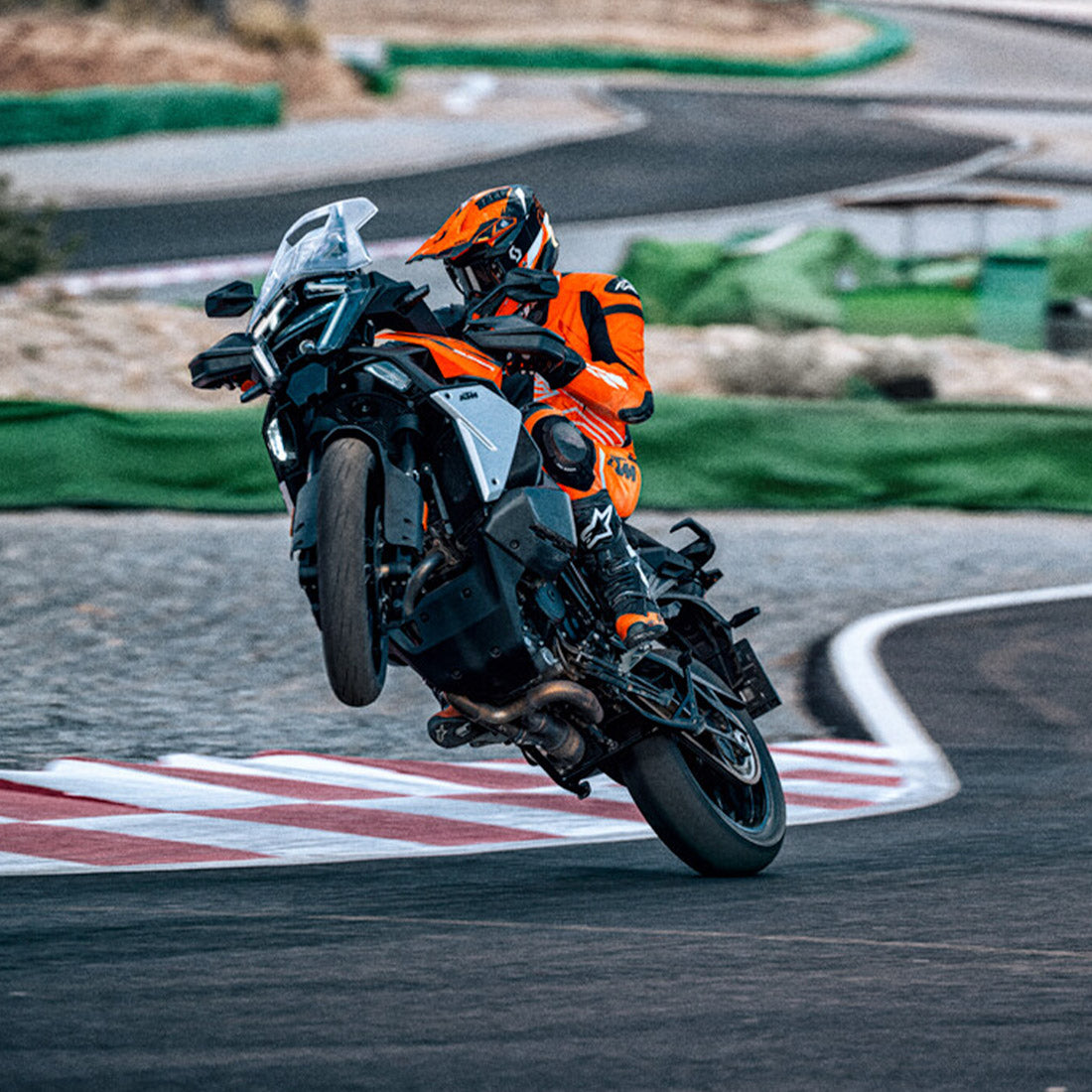 2027 KTM 1390 SUPER ADVENTURE S EVO