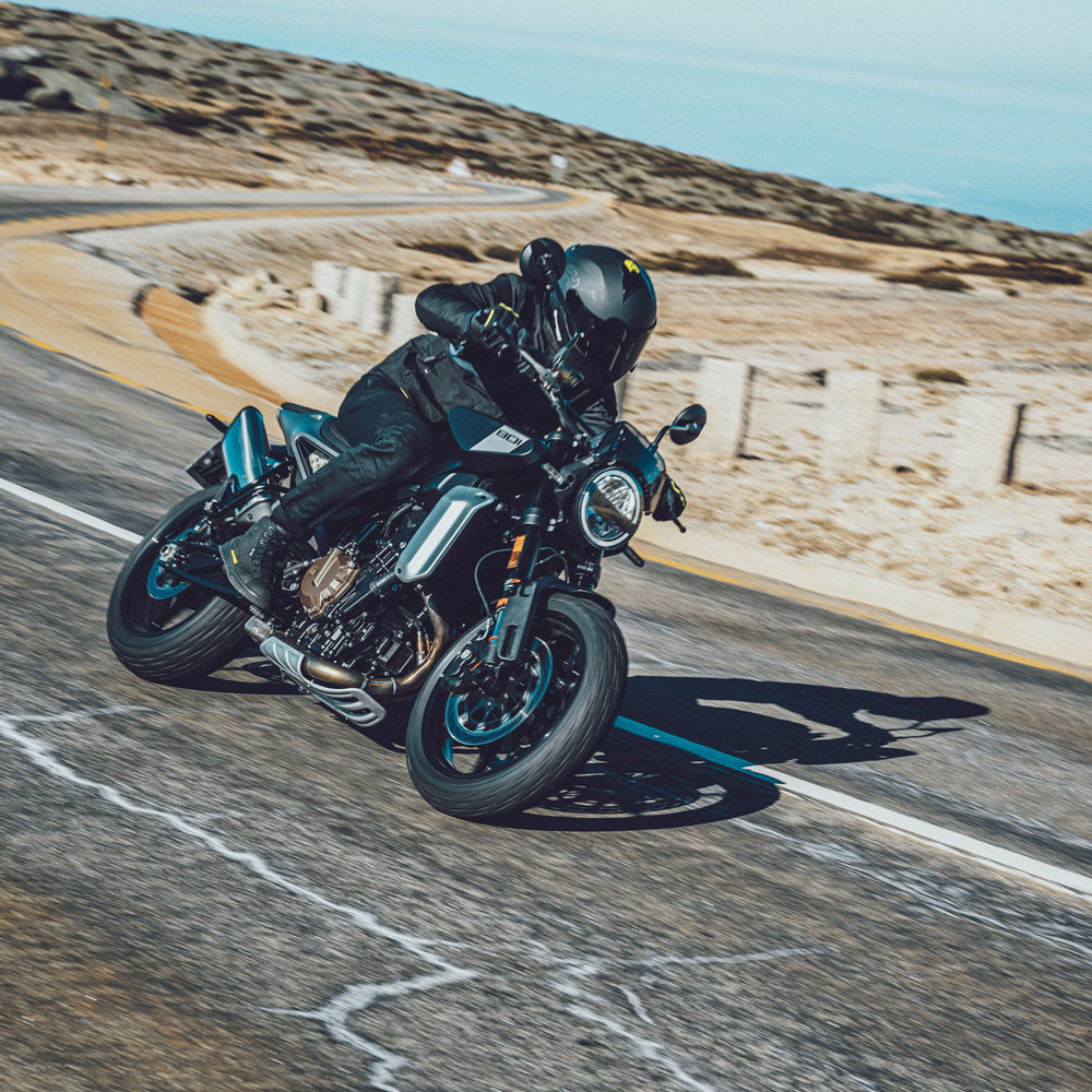 2027 Husqvarna Svartpilen 801 SE