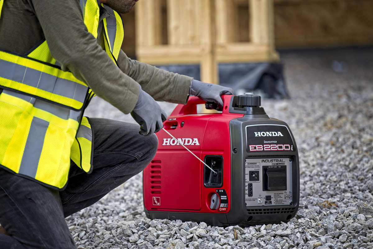 Starting the Honda EB2200i industrial generator with the recoil pull
